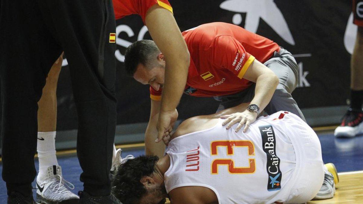 Llull se duele en el suelo después de lesionarse ante Bélgica-CRISTÓBAL GARCÍA (EFE)