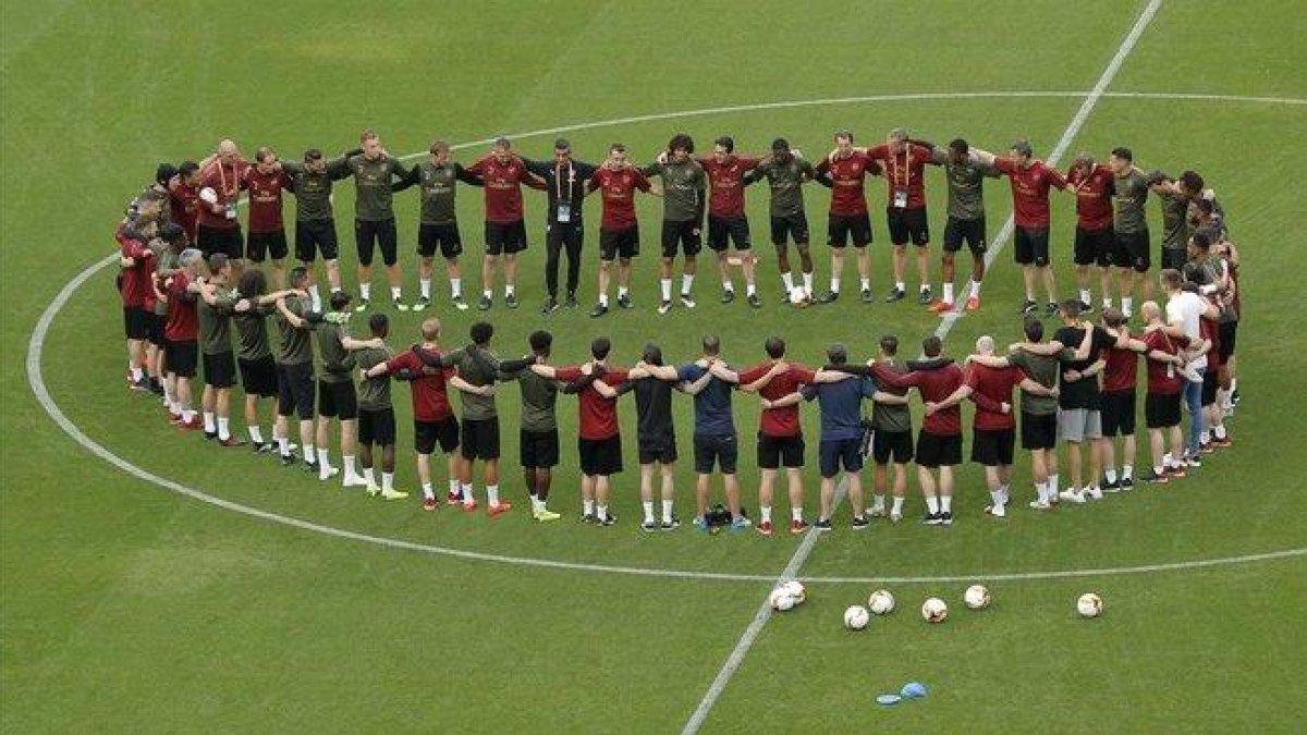 Los jugadores del Arsenal se motivan antes de empezar el entrenamiento en el estadio Olímpico de Bakú (Azerbayán), la sede de la final.-DMITRI LOVETSKY (AP)