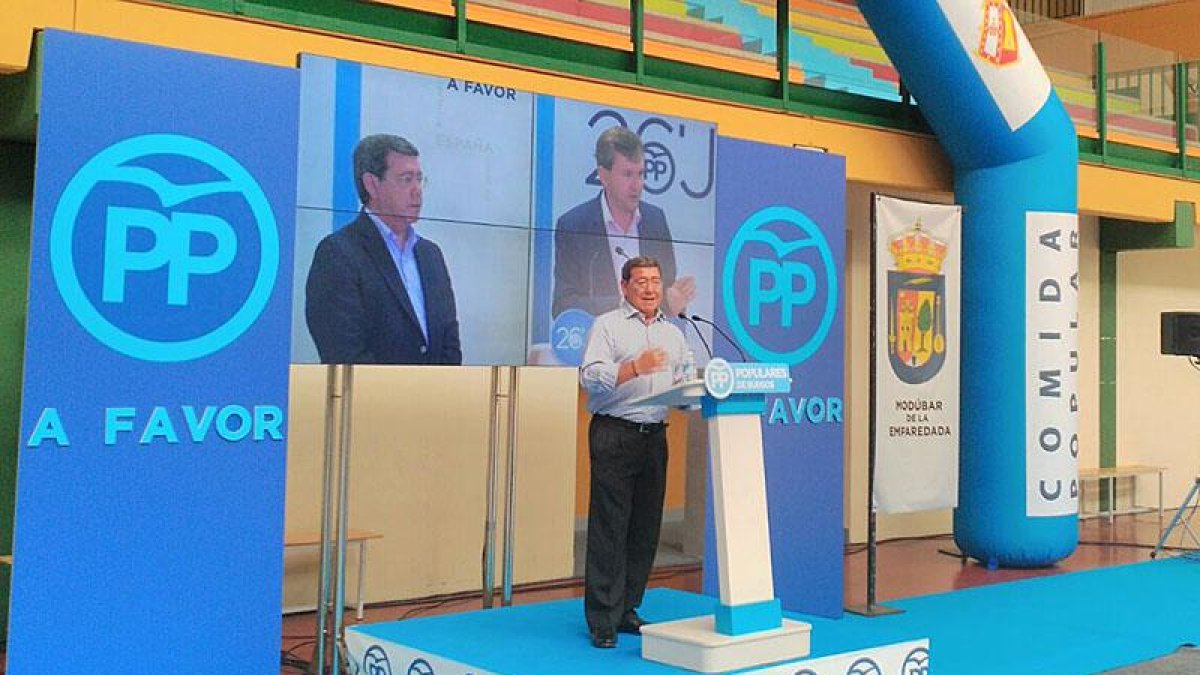 El líder provincial de los populares se dirigió a sus compañeros, ayer, antes de la comida en el polideportivo de Modúbar.-ECB