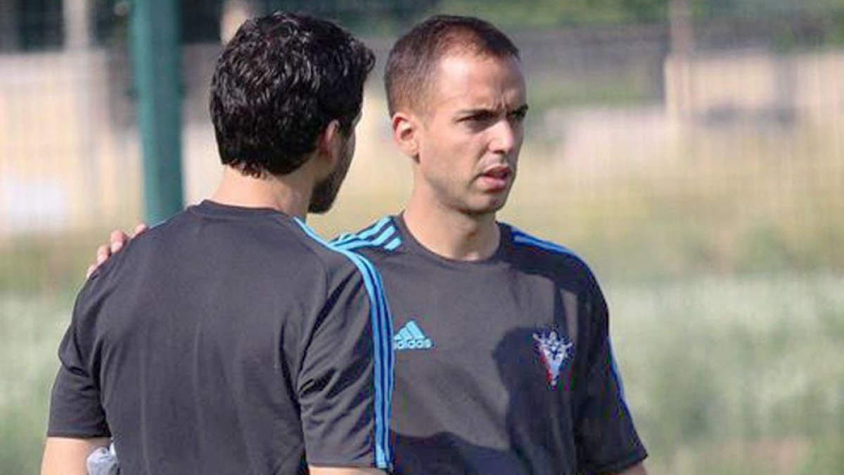 Borja Jiménez dialoga con Rúper durante un entrenamiento.-@CDMIRANDES