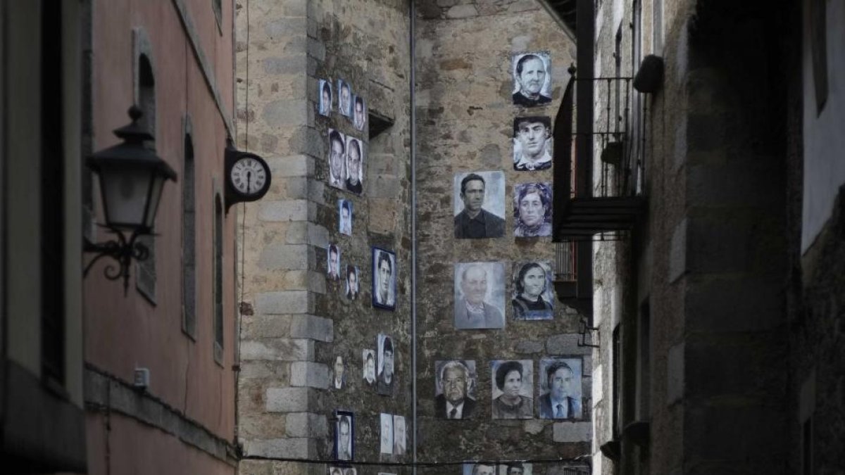 Fachada de la iglesia y de una vivienda-ENRIQUE CARRASCAL