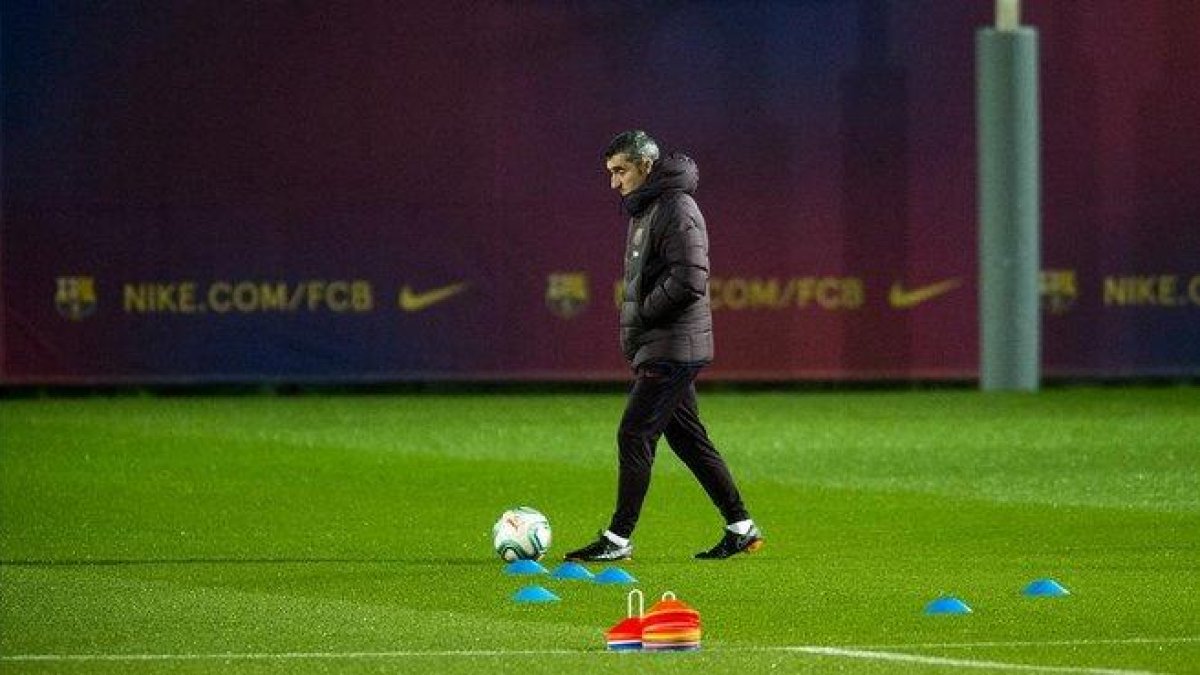 Ernesto Valverde, en el último entrenamiento del Barça en la Ciutat Esportiva Joan Gamper.-JORDI COTRINA