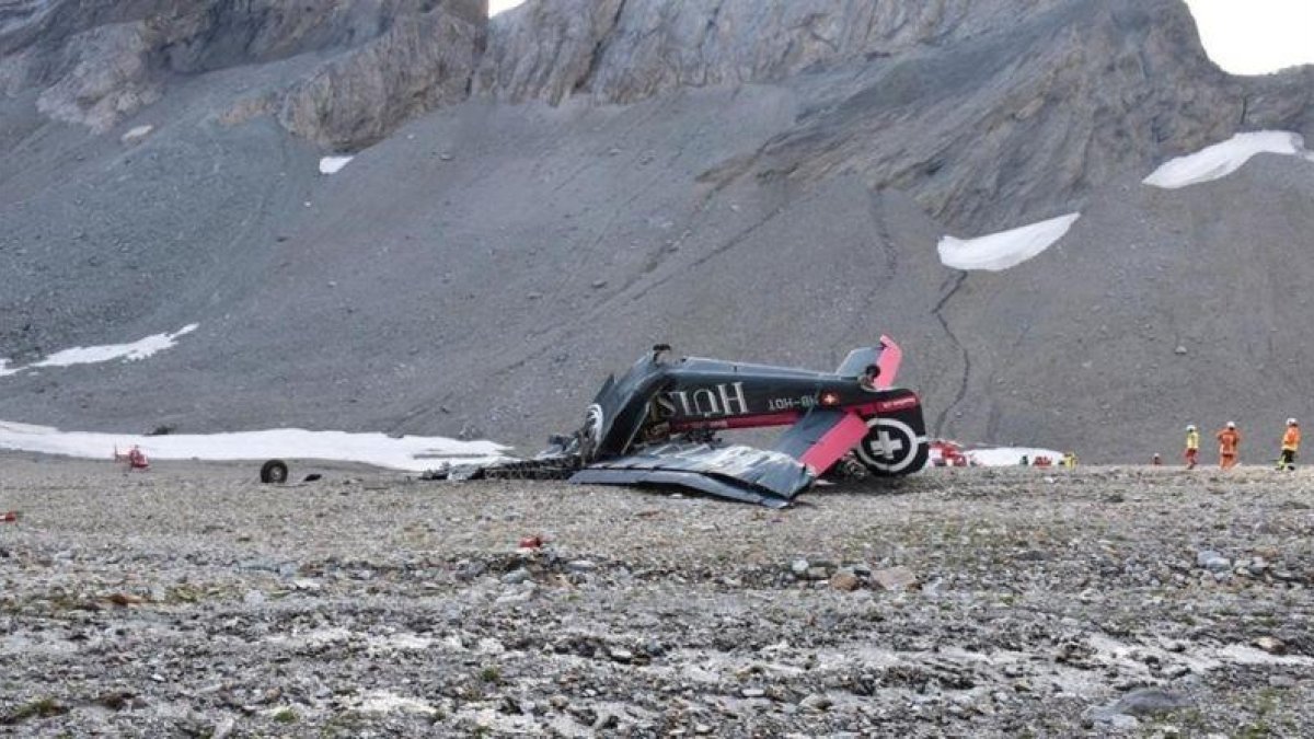 Restos del avión tras el accidente del sábado cerca de Flims, Suiza, que dejó a 20 muertos.-REUTERS