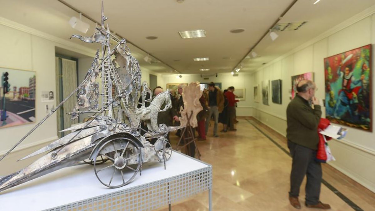 La escultura de Cristino Díez domina en la primera estancia del Principal.-ECB