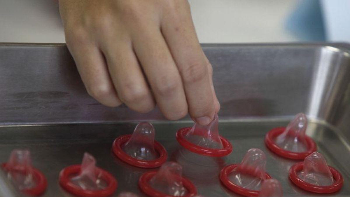 Un inspector de salud supervisa los condones de una fábrica en la provincia india de Nonthaburi.-CHAIWAT SUBPRASOM (REUTERS)