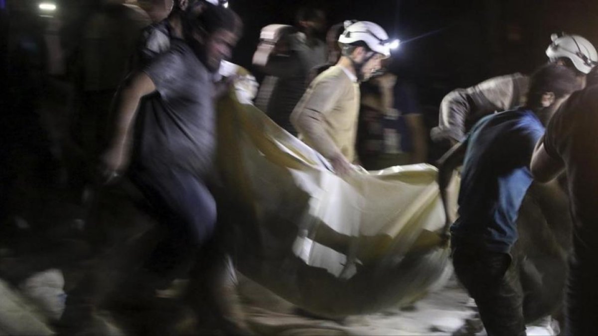 Efectivos de la Defensa Civil llevan a una de las personas heridas en el ataque.-REUTERS / ABDALRHMAN ISMAIL