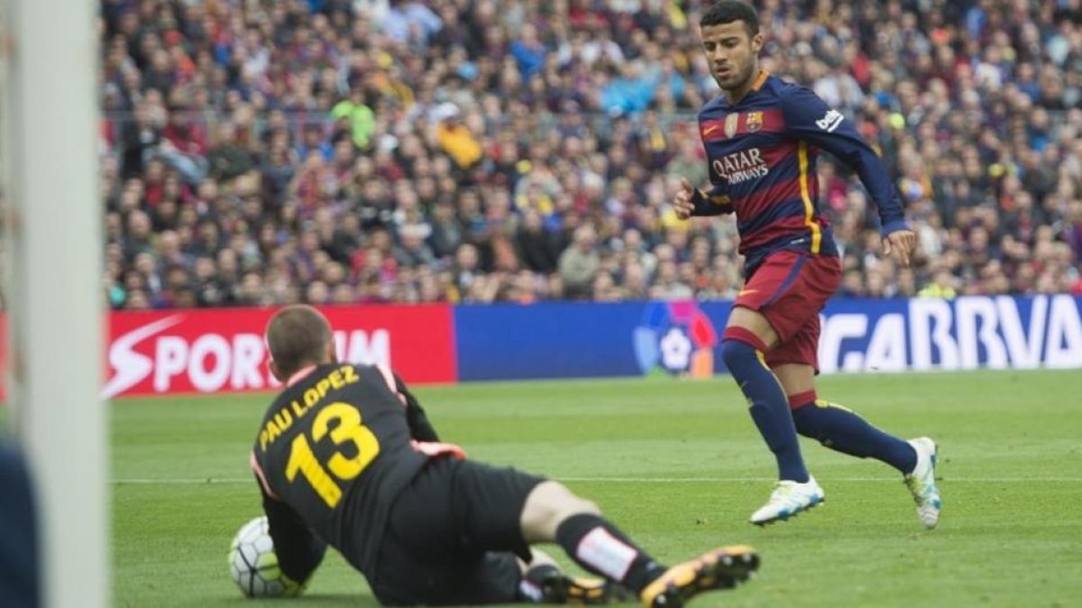 Rafinha supera a Pau y marca el cuarto gol azulgrana en el derbi de la penúltima jornada ante el Espanyol.-JORDI COTRINA