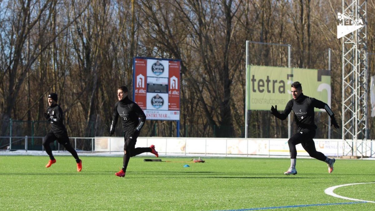 Una de las sesiones de entrenamiento realizadas por el Burgos CF esta semana en Castañares. BURGOS CF