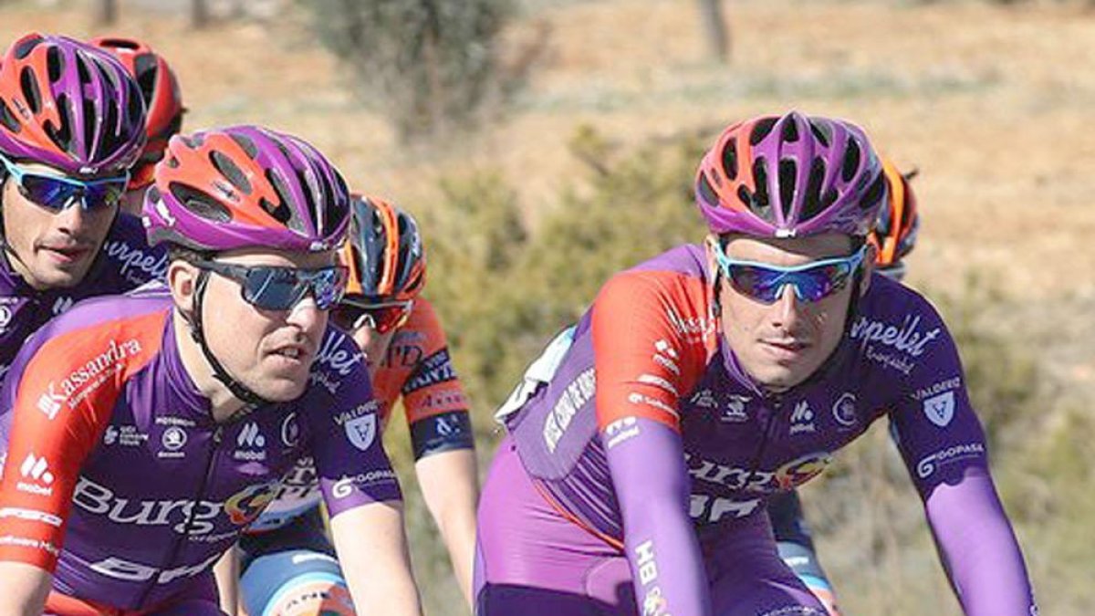 Varios miembros del Burgos BH durante la Vuelta a Valencia.-PHOTO GÓMEZ SPORT