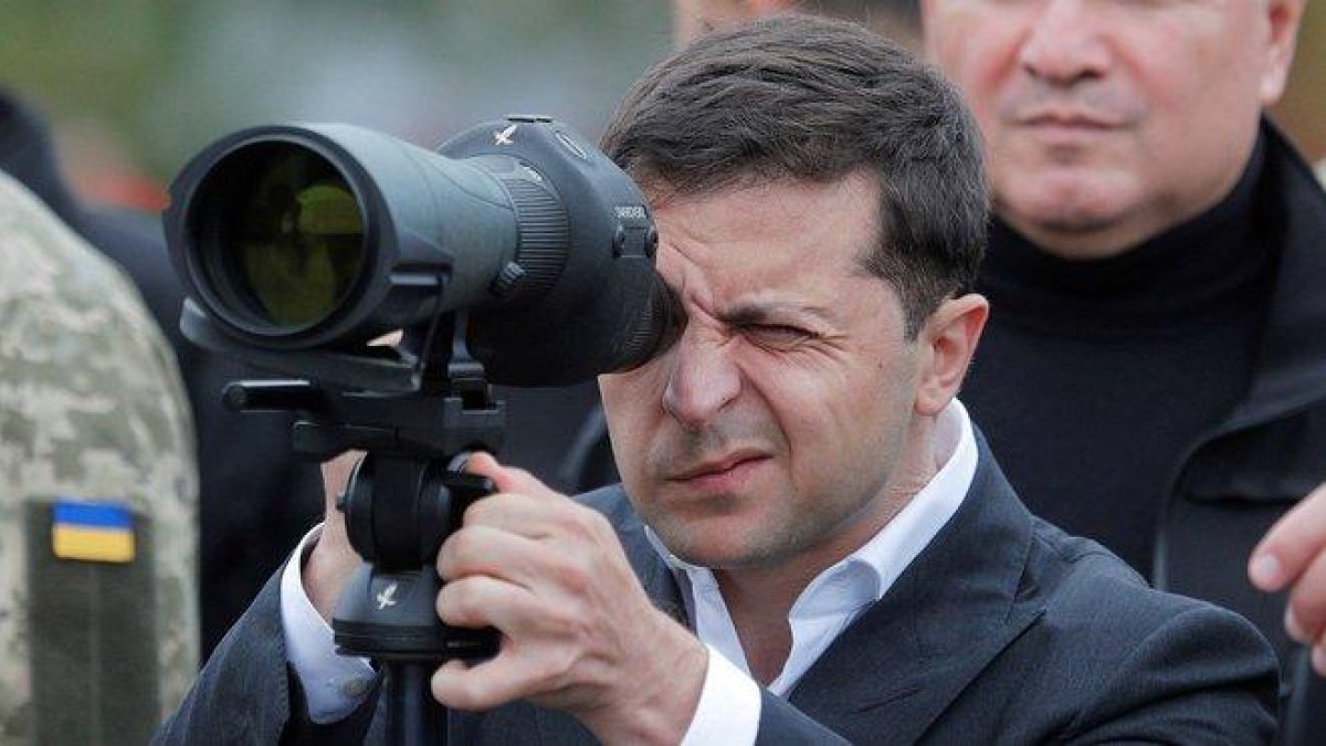 El presidente de Ucrania, Volodímir Zelenski, sigue, ayer, unas maniobras del Ejército.-SERGEY DOLZHENKO (EFE)