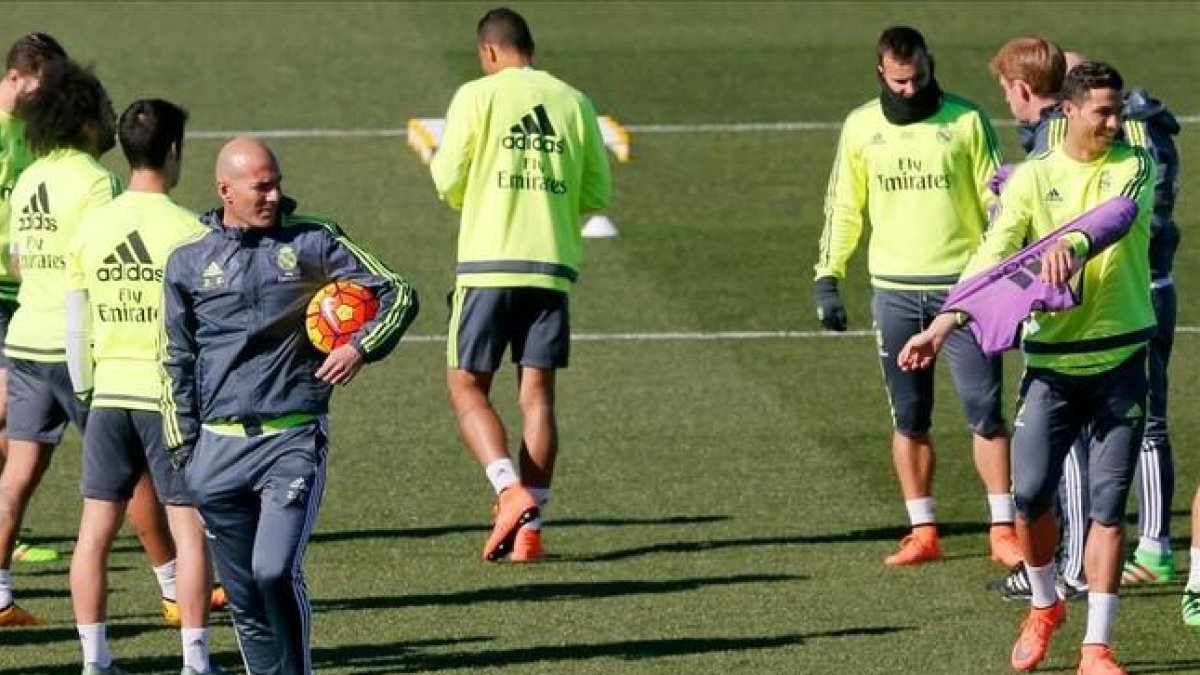 Zinedine Zidane ante un grupo de jugadores blancos, con Ronaldo de frente, durante el entrenamiento de hoy.-EFE / JUANJO MARTÍN