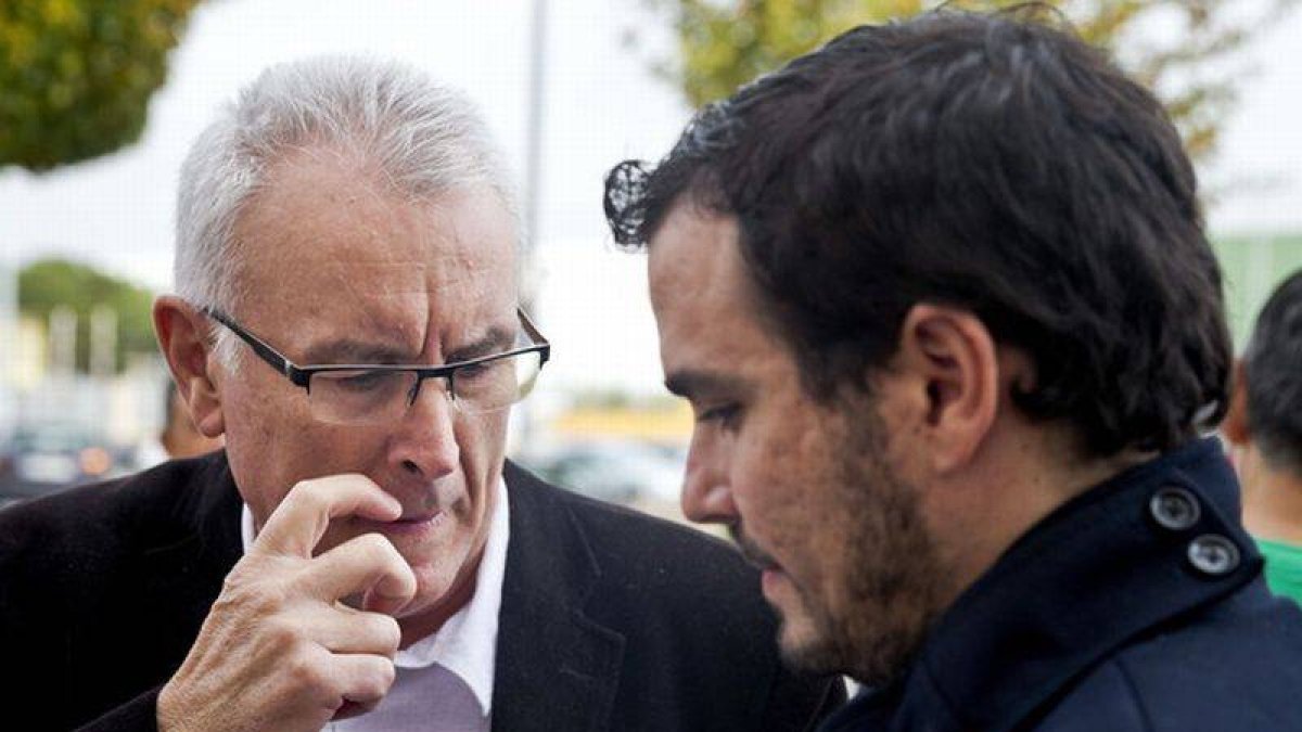 El coordinador general de IU, Cayo Lara, con Alberto Garzón, que se presenta a las primarias de IU para la presidencia del Gobierno.-Foto: EFE / EMILIO NARANJO