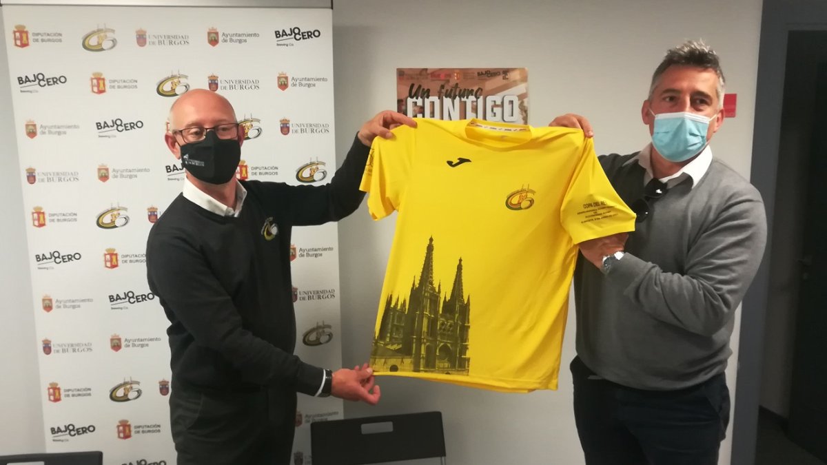El presidente del Aparejadores, IñakiSicilia. y el directivo Miguel Ángel Manso posan con la camiseta conmemorativa de la final de Copa que saldrá a la venta por 15 euros. ECB