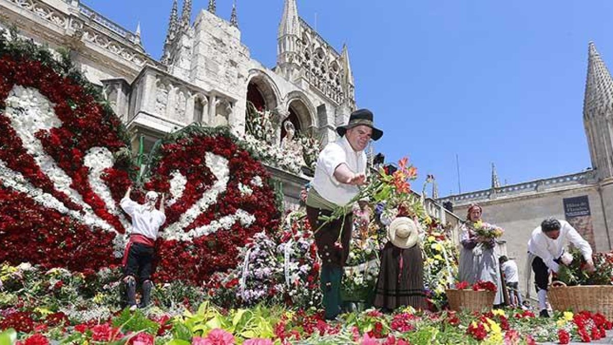 Un gran mosaico adorna a Nuestra Señora Santa María la Mayor. situada a los pies de la Seo burgalesa.-RAÚL G. OCHOA
