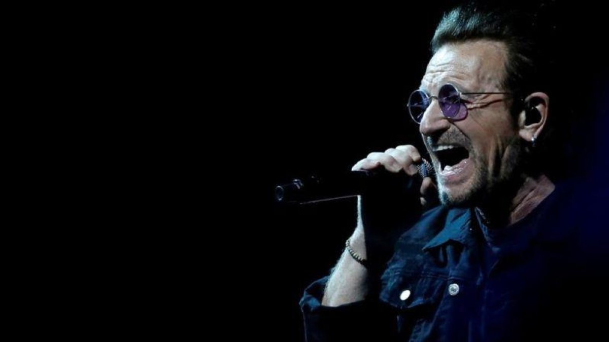El líder de U2, Bono, durante un concierto de la banda en California, el pasado mes de mayo.-MARIO ANZUONI (REUTERS)