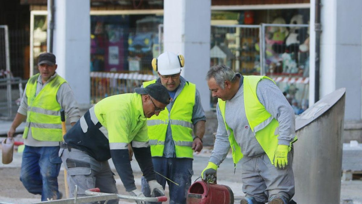 Varios trabajadores en una zona donde se sitúan contenedores subterráneos.-RAÚL G. OCHOA