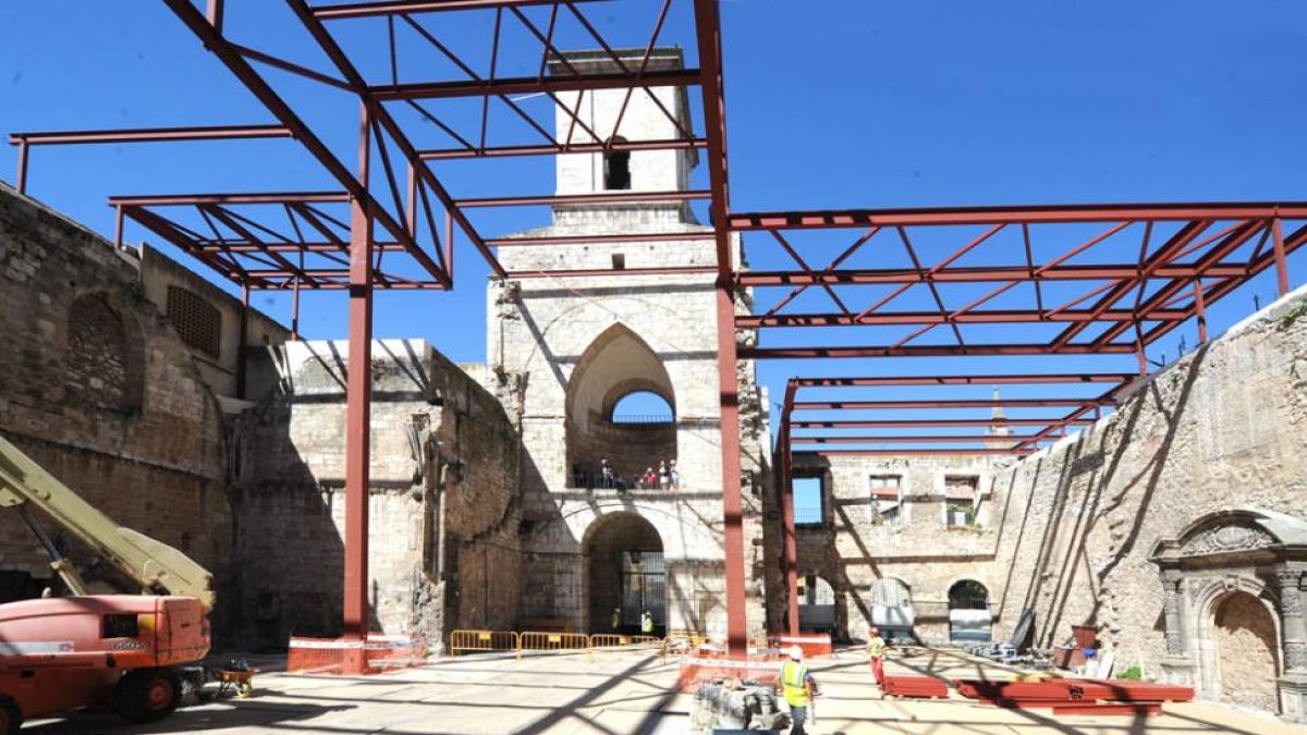 Las obras de colocación de la cubierta en el Monasterio de San Juan muestran su avance.-ISRAEL L. MURILLO