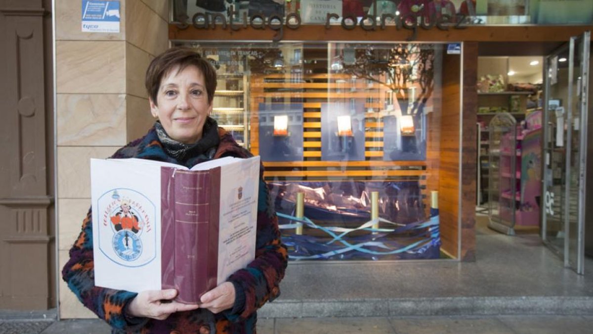 Pilar Alonso Castro muestra su voluminosa tesis doctoral, animada con ilustraciones de la propia editorial, en la puerta de la librería de la Plaza Mayor.-Raúl Ochoa