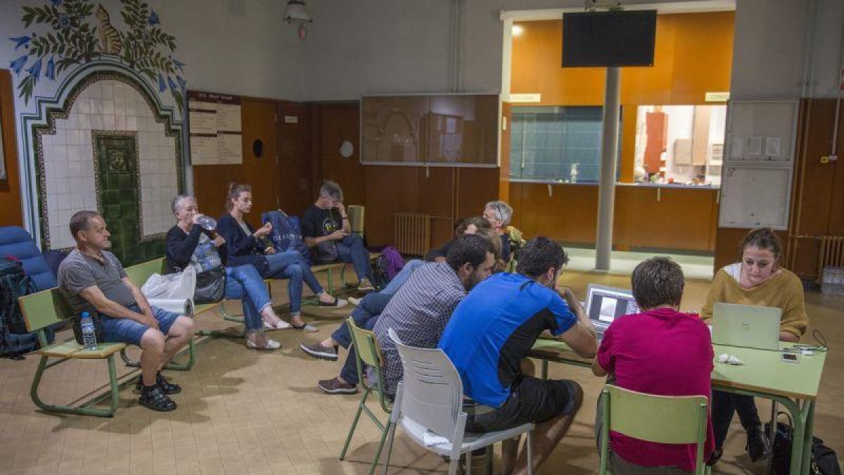 Alrededor de 30 personas han pasado la noche de este viernes en el Institut Miquel Tarradell, en el Raval barcelonés.-FERRAN SENDRA