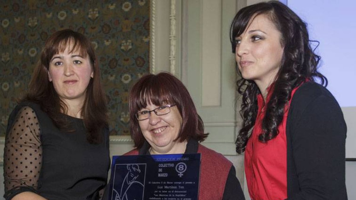 Luz Martínez, en el centro, recibió el premio Colectivo 8 de Marzo.-SANTI OTERO