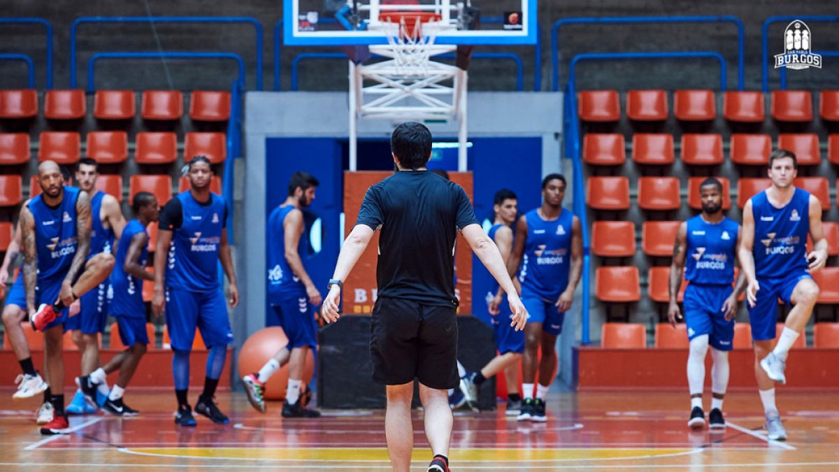 La plantilla del San Pablo abrió ayer su tercera semana de trabajo con una sesión en El Plantío. SAN PABLO