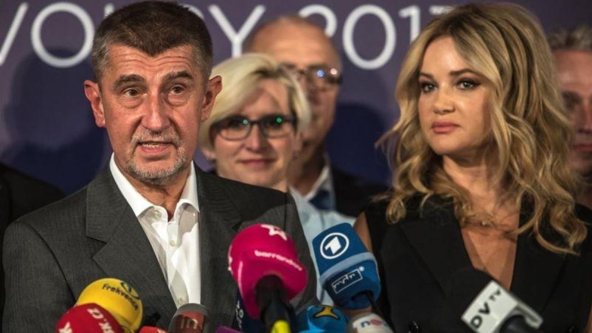 El multimillonario Andrej Babis, líder del movimiento ANO, habla en una conferencia de prensa, en Praga, el 21 de octubre.-EFE / MARTIN DIVISEK