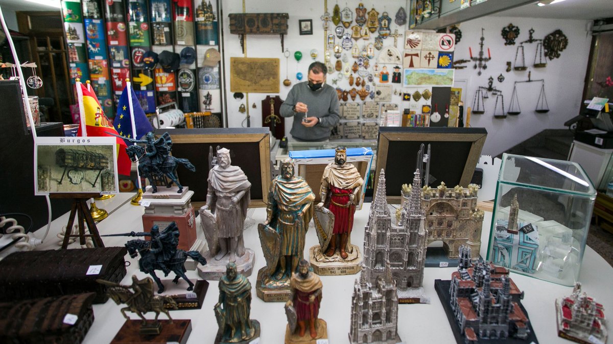 Alejandro Güemes en su comercio Art Español, distinguido por su calidad turística. TOMÁS ALONSO
