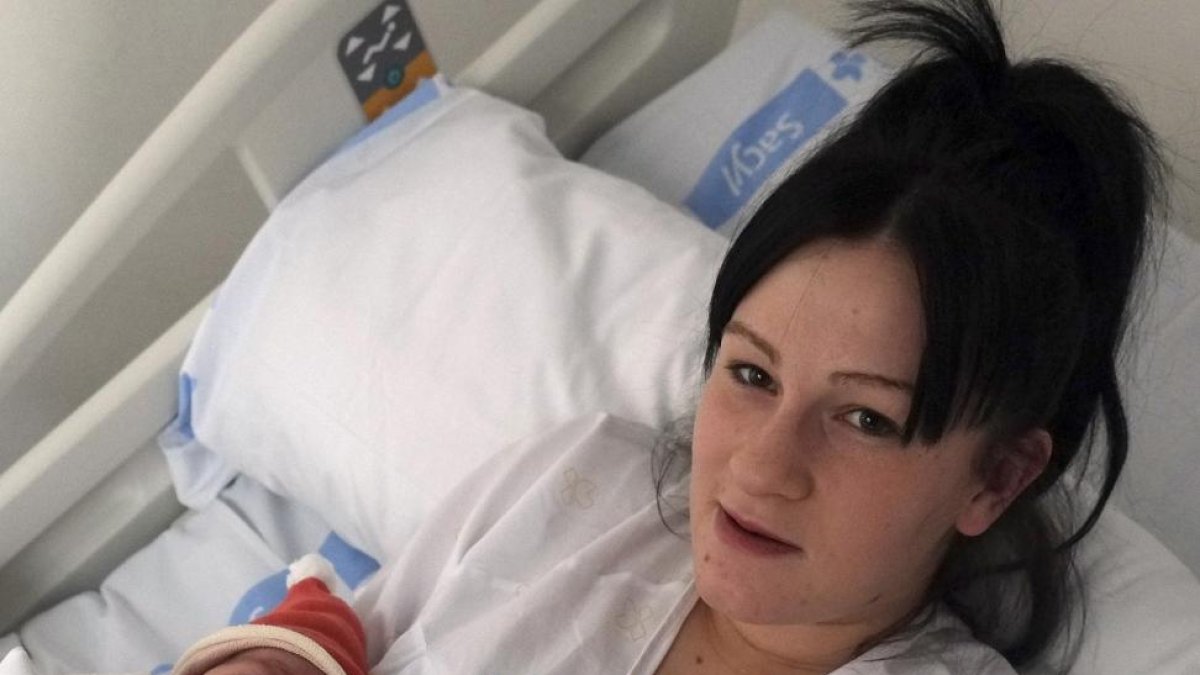 Valentina y su madre, Ahinara Fasano, en el Hospital Universitario de Burgos.-ICAL