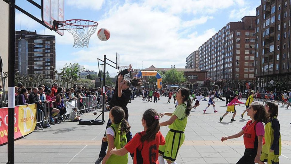 Imagen de uno de los partidos disputados ayer en Virgen del Manzano.-ISRAEL L. MURILLO