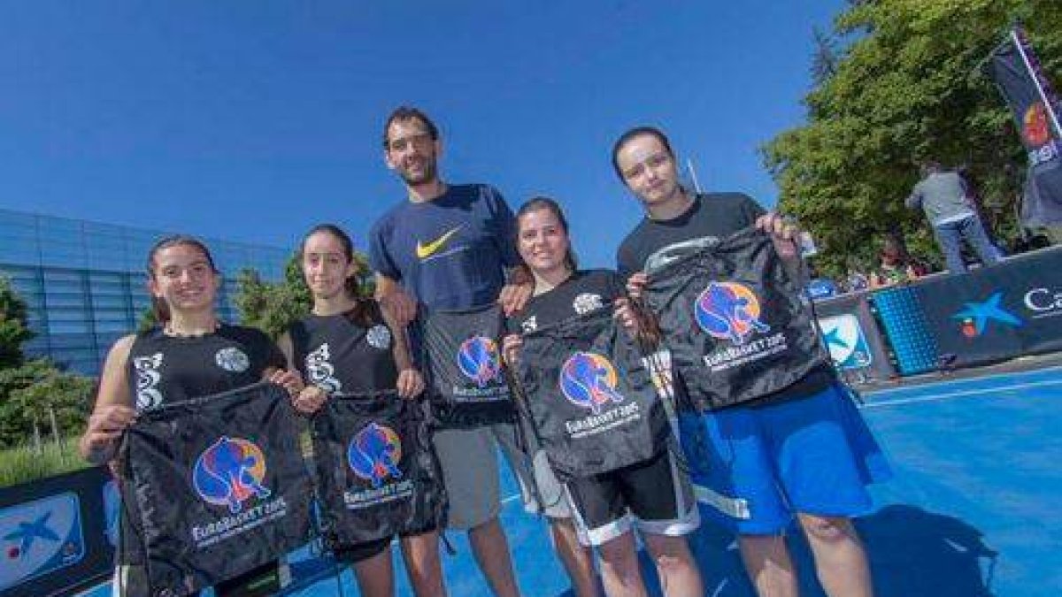 Jorge Garbajosa, campeón del mundo y de Europa con España, posa junto a uno de los equipos femeninos participantes-FEB