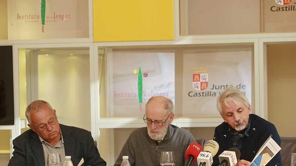 Gonzalo Santonja, Francisco Socas y Miguel Ángel Vieira, ayer, en la presentación del trabajo.-RAÚL G. OCHOA