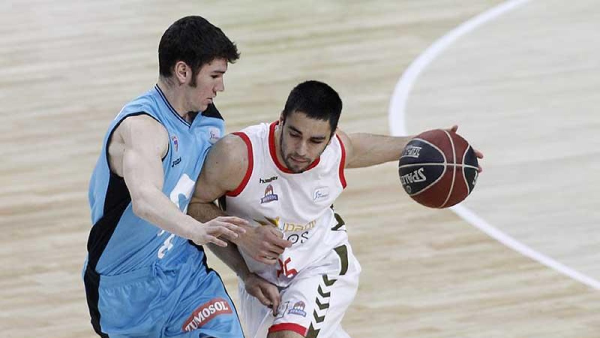 Álex López trata de subir el balón ante la oposición de Brizuela-ACBPHOTO / E. CANDEL