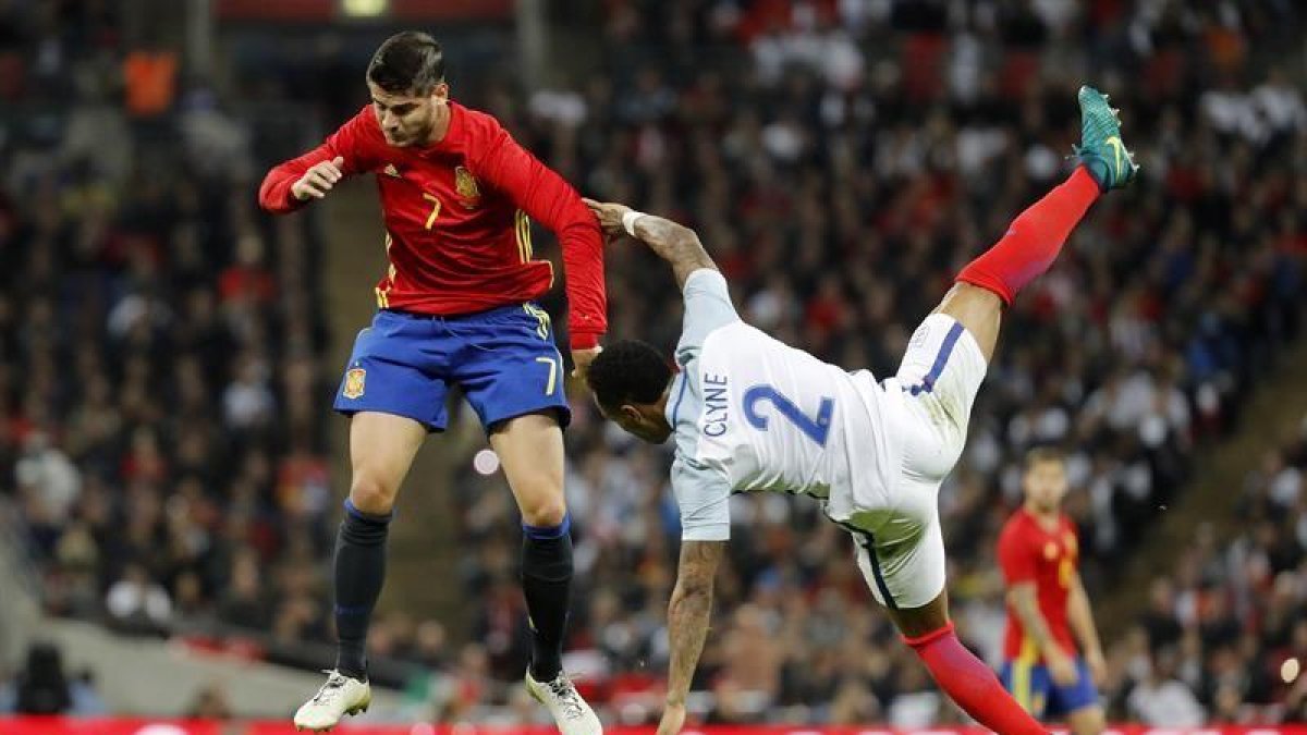 Álvaro Morata disputa un balón ante el defensa de la selección de Inglaterra Nathaniel Clyne.-EFE