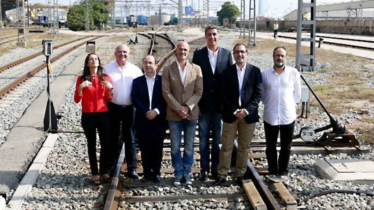 Los candidatos de las elecciones catalanas del 27S posan para EL PERIÓDICO en el Morrot, en Barcelona.-RICARD FADRIQUE