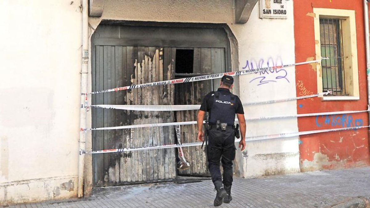 Imagen del locall en el que se produjo el incendio el pasado lunes.-ISRAEL L. MURILLO