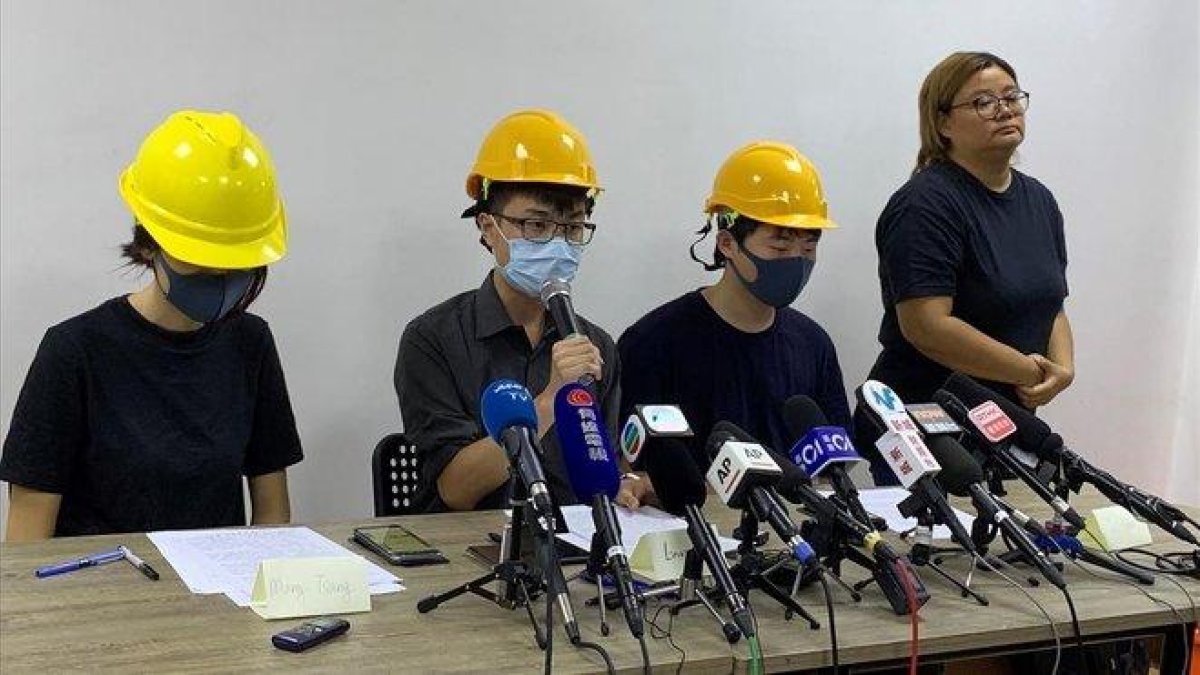 Rueda de prensa de los jóvenes organizadores de las manifestaciones, este martes en Hong Kong.-VANESSA YUNG (AFP)