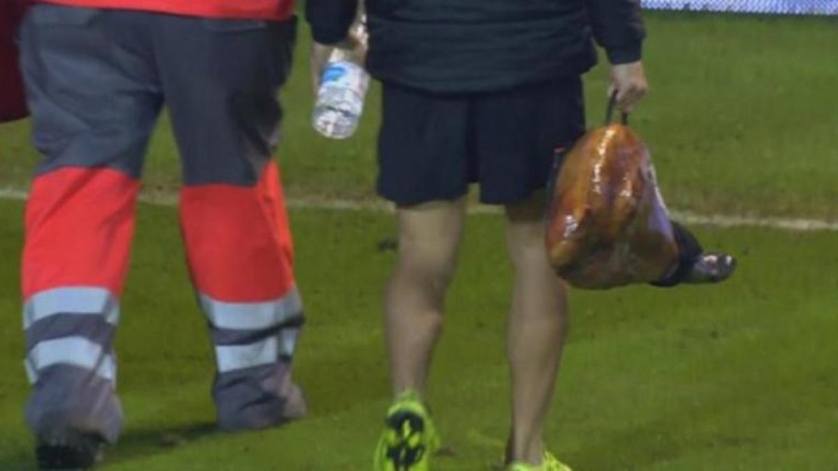 El curioso botiquín en forma de jamón usado por el Guijuelo ante el Atleti.-