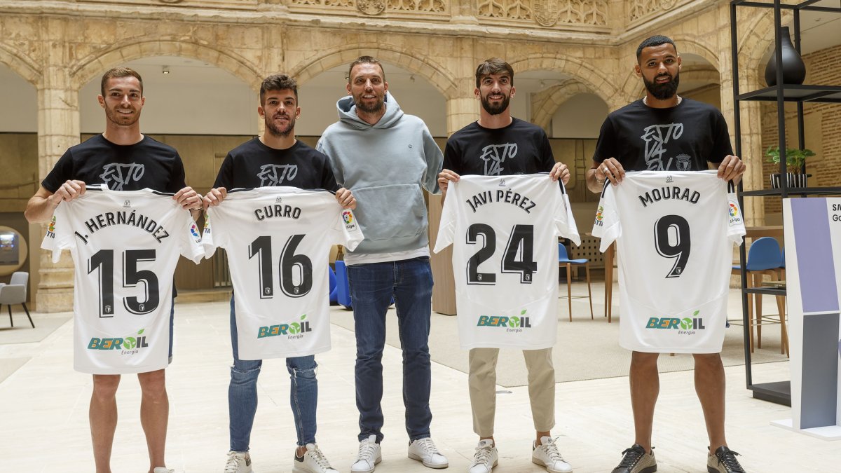 Michu, flanqueado por los nuevos jugadores del Burgos CF. SANTI OTERO