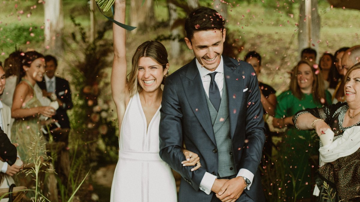 Un pareja recién casada sale de la ceremonia. MARINA PALACIOS