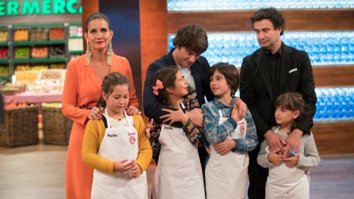 El jurado con los finalistas de Masterchef junior 6:  Pachu, Paula, Josetxo y Candela.-RTVE