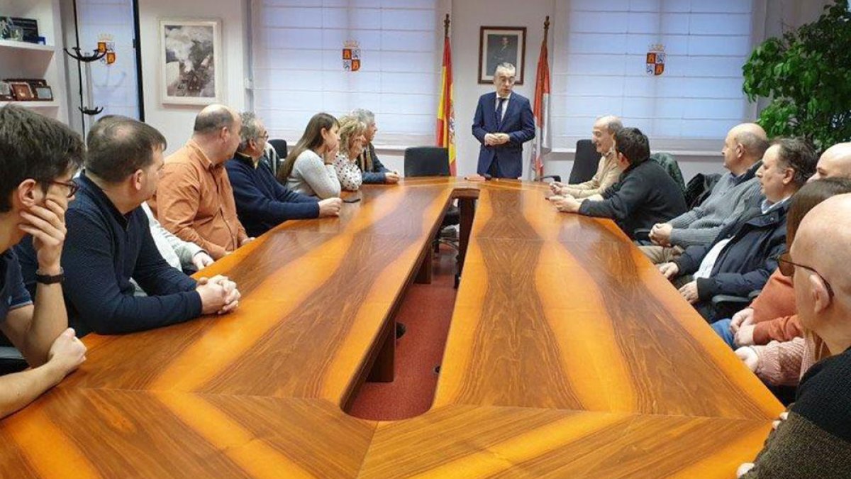 En la reunión con Sáiz, los responsables médicos recibieron una llamada confirmando que un médico cubriría el servicio.-ECB