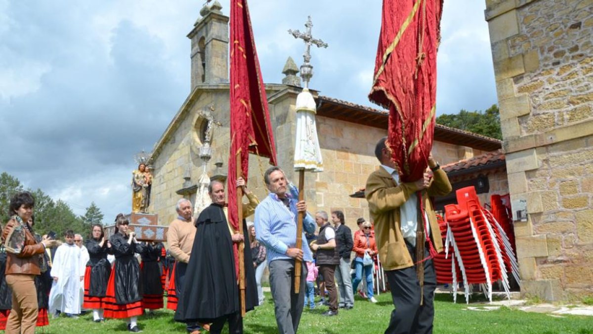 La procesión con la Virgen de Revenga estuvo acompañada por el sol, al que por la tarde sustituyó algo de lluvia.-R. F.