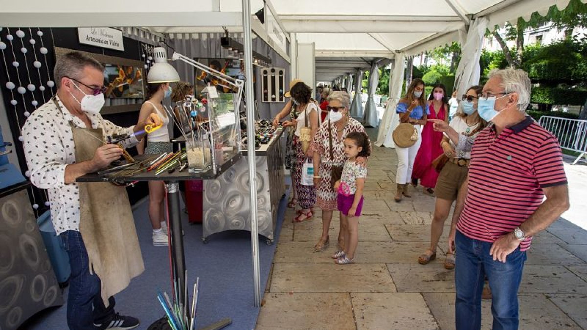 Uno de los atractivos de esta feria es la posibilidad de ver trabajar en directo a los artesanos. SANTI OTERO