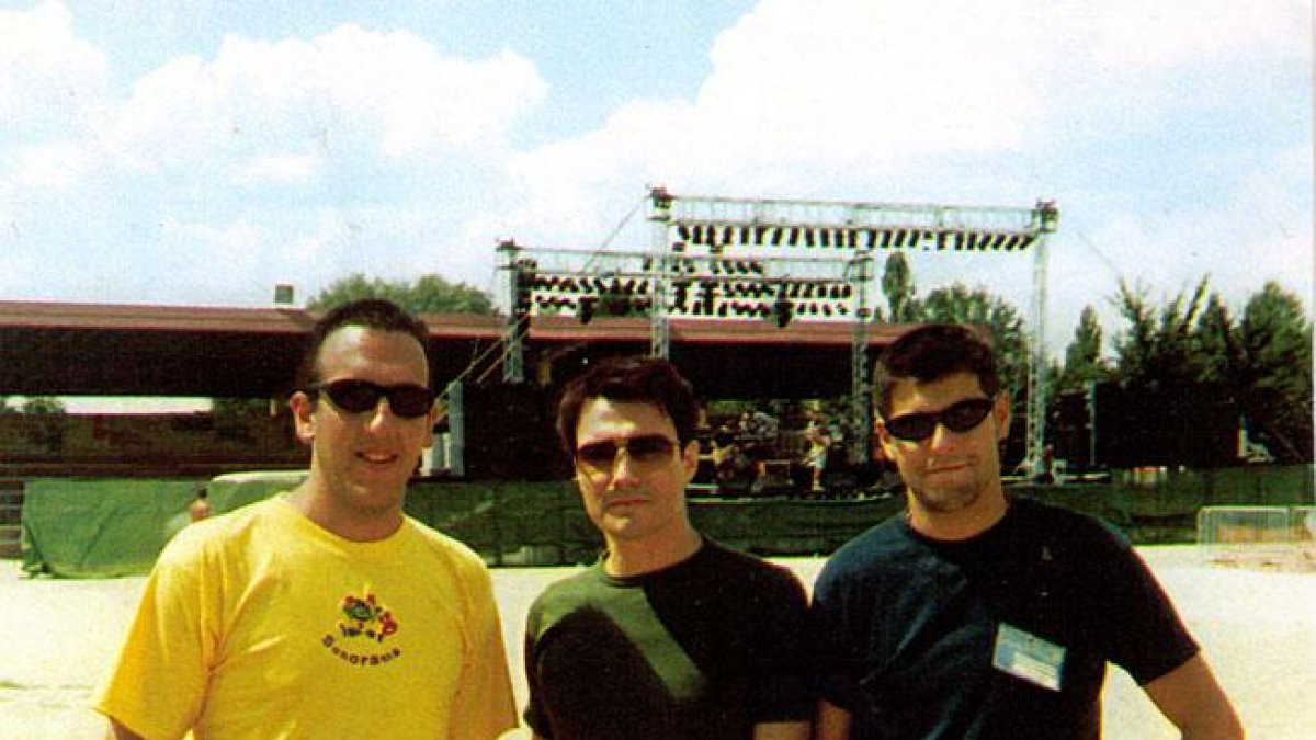 Ajenjo, Floren (guitarra de Los Planetas) e Iván Izquierdo (coordinador de infraestructuras).-S. Vicario