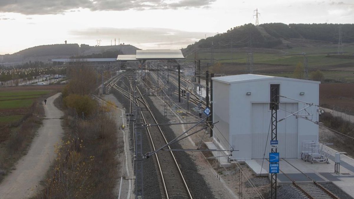 Los trabajos en la estacion incluían el andén, el acceso interior y mejoras en el cambiador de ancho, ya instalado, en sentido Miranda añadiendo sistemas de seguridad. RAÚL OCHOA