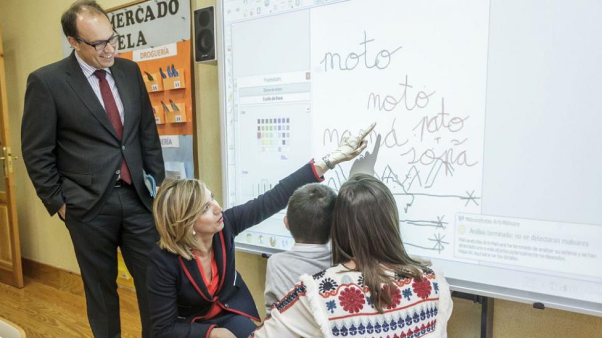 La consejera Alicia García, junto a uno de los niños del centro Estela.-SANTI OTERO