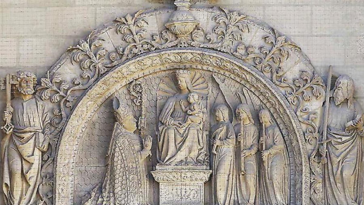 Fonseca (a la izquierda de la Virgen), en la puerta de la Pellejería. RAÚL G. OCHOA