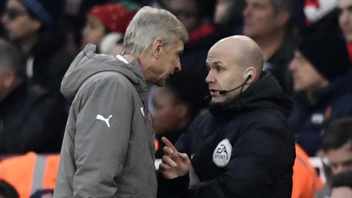 Arsène Wenger discute con el cuarto árbitro Anthony Taylor durante el partido Arsenal-Burnley del domingo.-DYLAN MARTÍNEZ