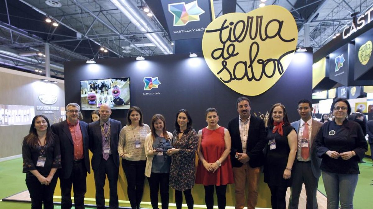La viceconsejera de Desarrollo Rural, Ana Asenjo, recoge el premio 30 aniversario Salón del Gourmets otorgado a la Junta de Castilla y León, por la labor de promoción de su alimento y bebidas de calidad amparados bajo el sello de garantía Tierra de Sabor.-ICAL