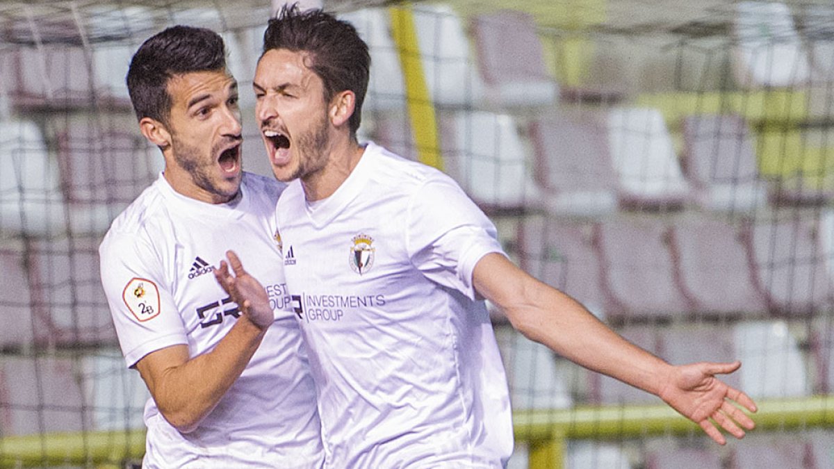 Michel Zabaco y Elgezabal festejan la consecución del 1-0, que supuso el primer tanto oficial del central burgalés con la elástica blanquinegra. ISRAEL L. MURILLO